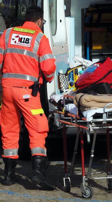 Bimba di due anni rischia di annegare in piscina 