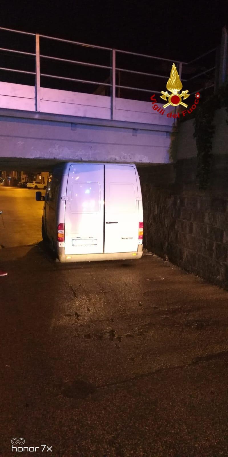 Il furgone incastrato nel sottopasso di via Marini (foto del vigili del fuoco)