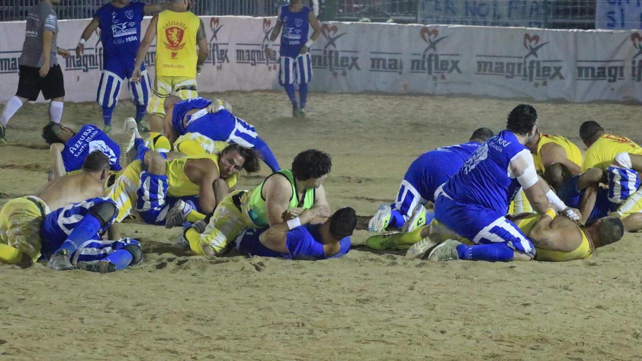 Un momento della semifinale tra Gialli e Azzurri (foto Sproviero/Batavia)