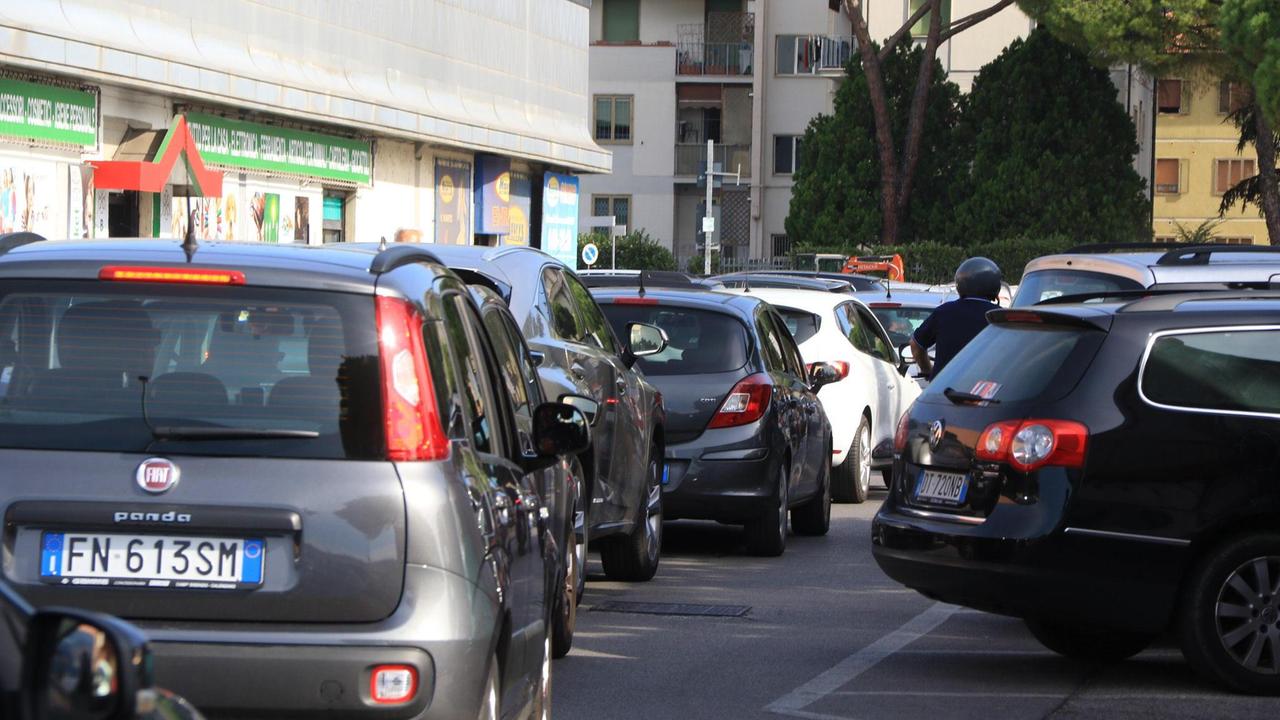 La coda in via Targetti (foot Sproviero/Batavia)