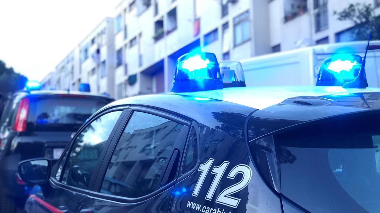 Carabinieri impegnati in un controllo (foto d'archivio)
