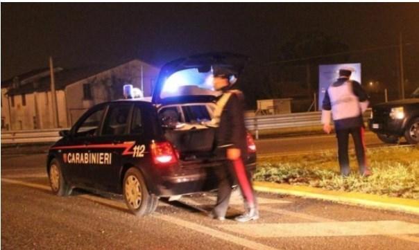 Carpi, ruba bottiglie di un vicino