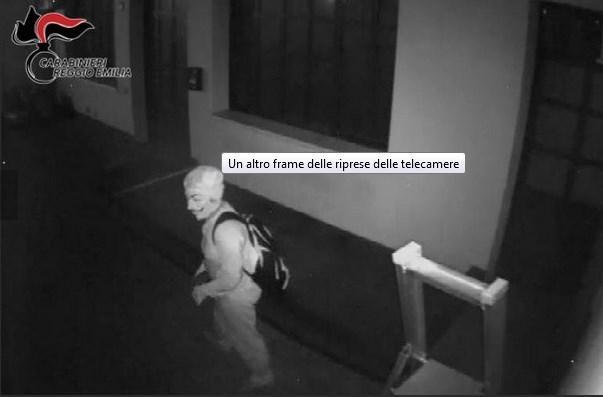 Carpi, abbandona il figlio in auto e va a rubare 