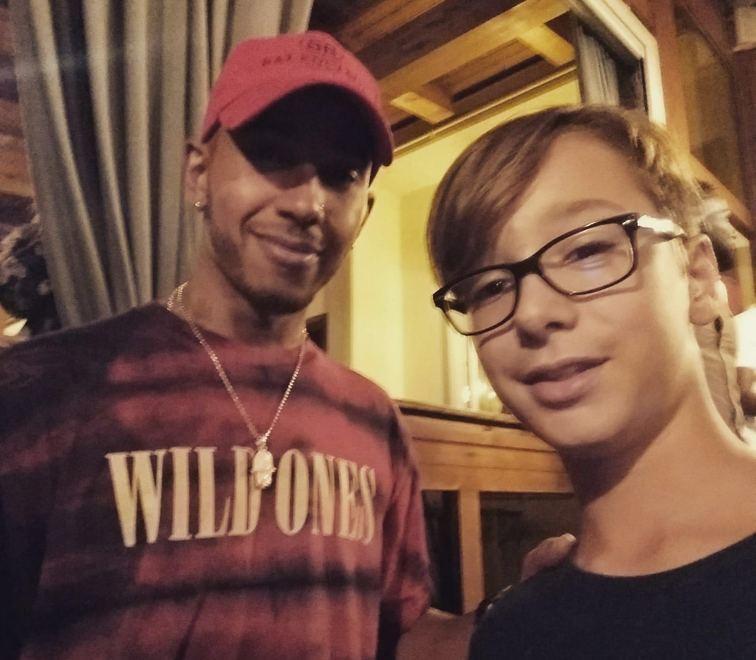 Il selfie di Hamilton con un giovane tifoso nella pizzeria di Monterappoli