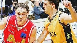 Matteo Canavesi con la maglia di Montegranaro cerca di fermare Schultze (Armani Jeans). Canavesi è uno degli obiettivi di Pistoia per il reparto lunghi