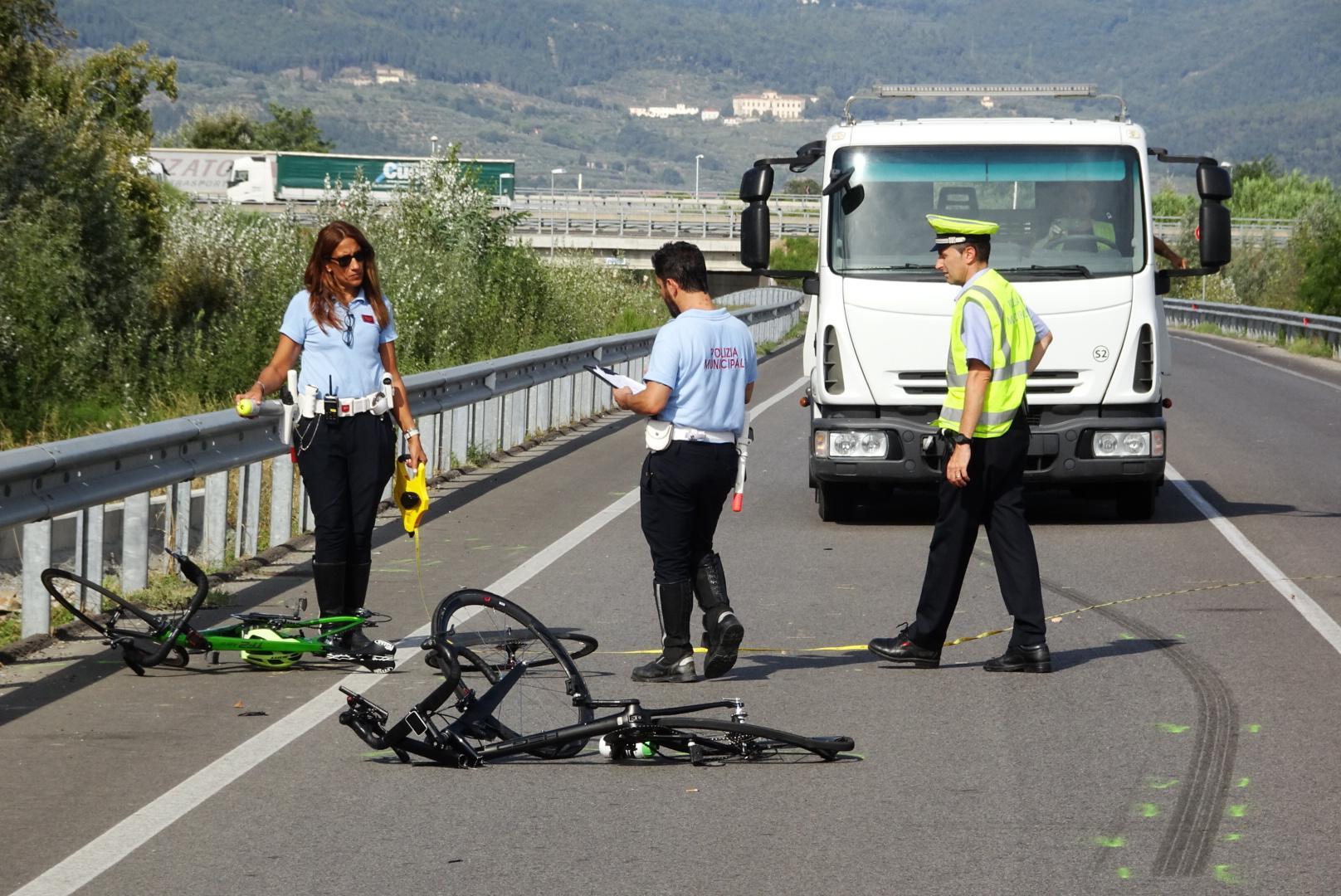 I vigili urbani durante i rilievi dell'incidente (Foto Gori)