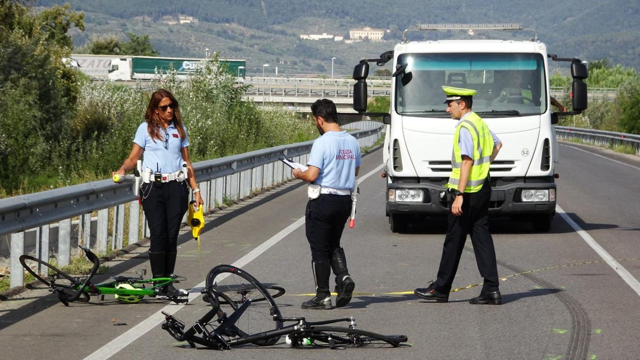 I vigili urbani durante i rilievi dell'incidente (Foto Gori)