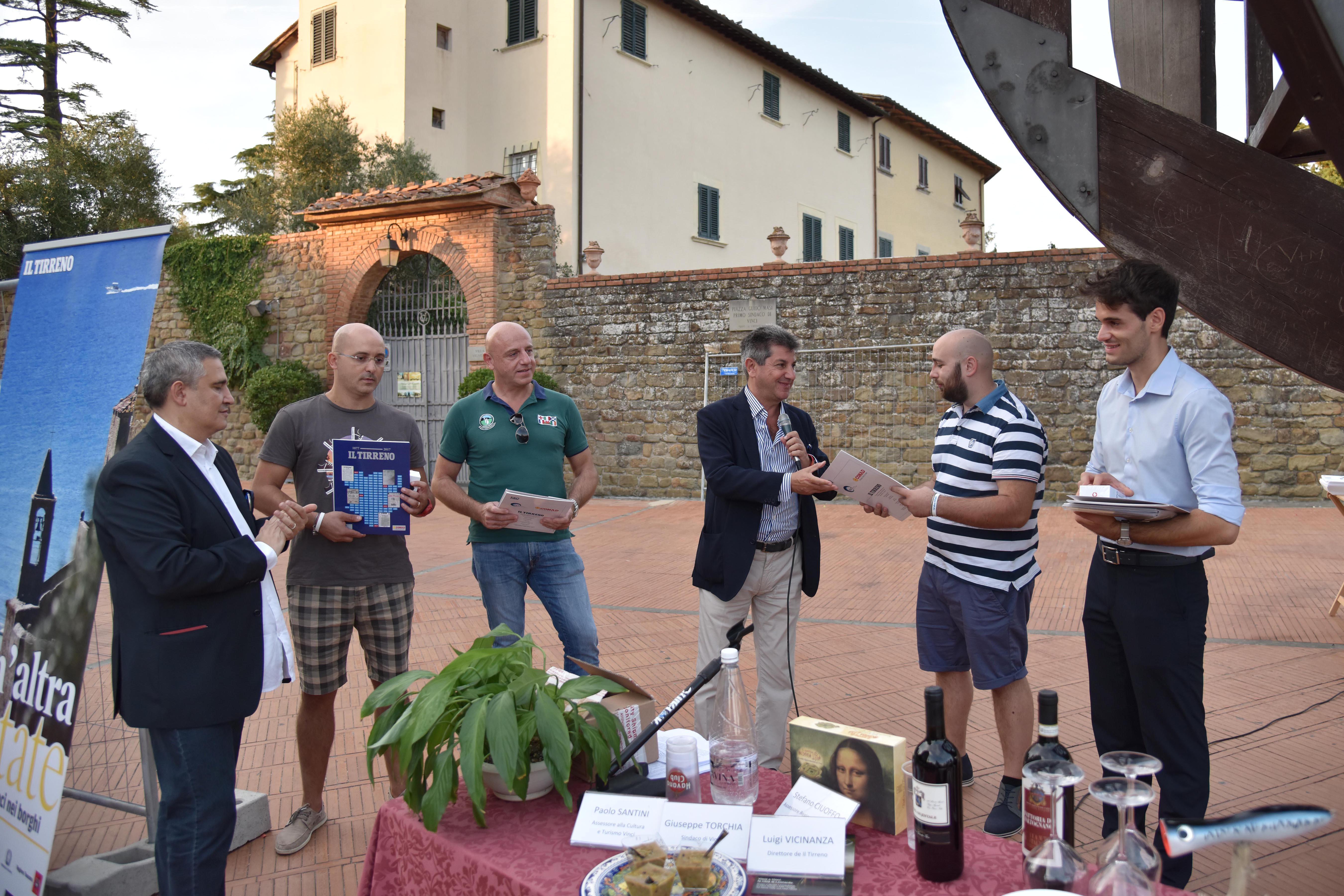 Il vice direttore del Tirreno, Brancoli (a sinistra)  e il direttore Vicinanza premiano i quattro lettori-fotografi