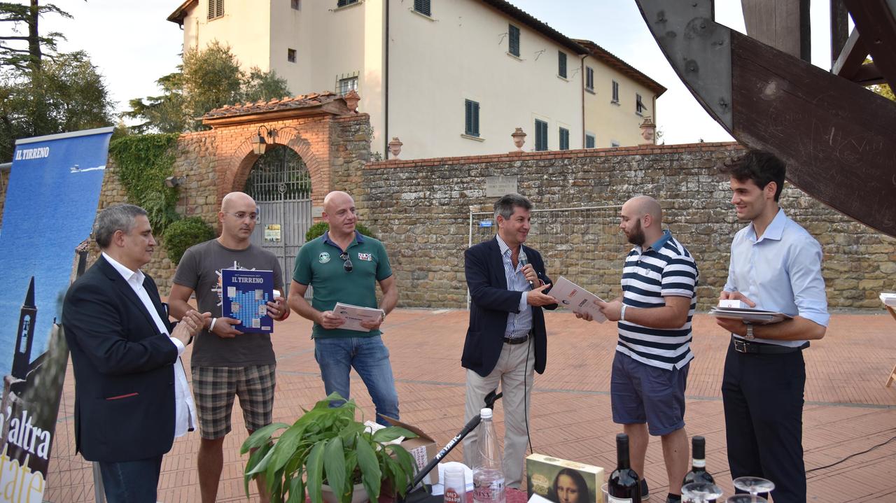 Il vice direttore del Tirreno, Brancoli (a sinistra) e il direttore Vicinanza premiano i quattro lettori-fotografi