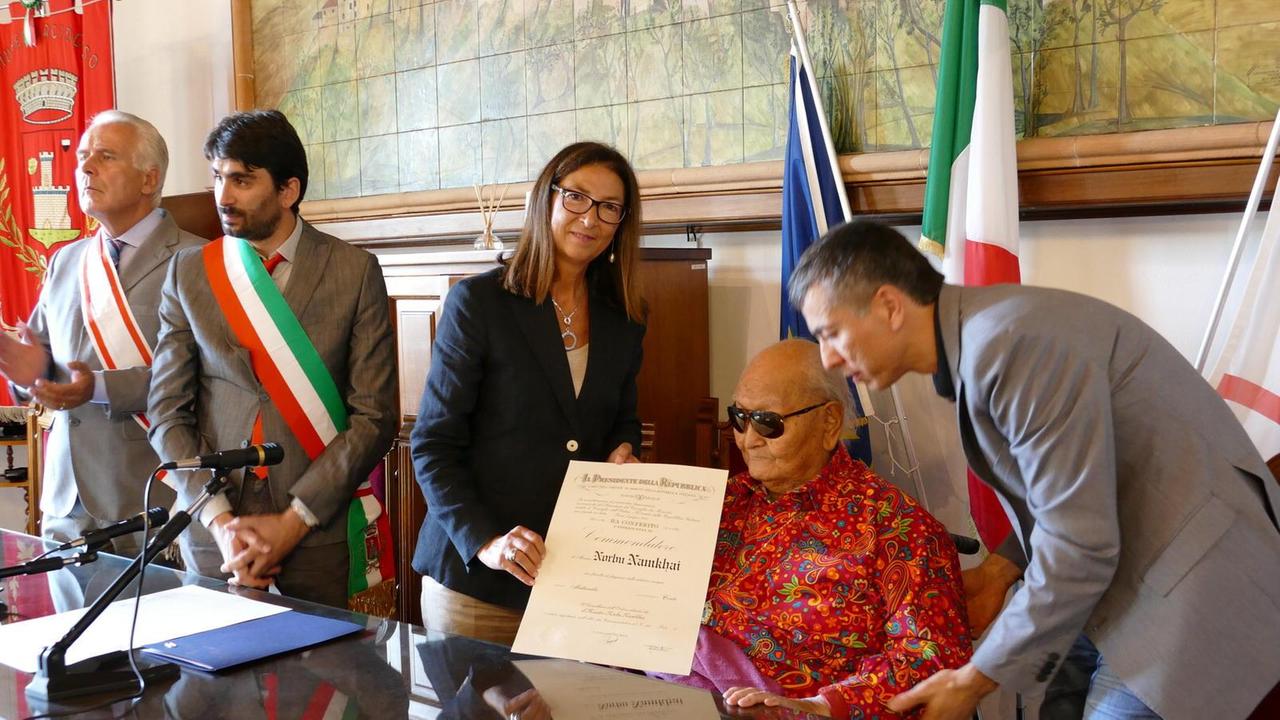 La consegna dell'onorificenza (foto Enzo Russo)