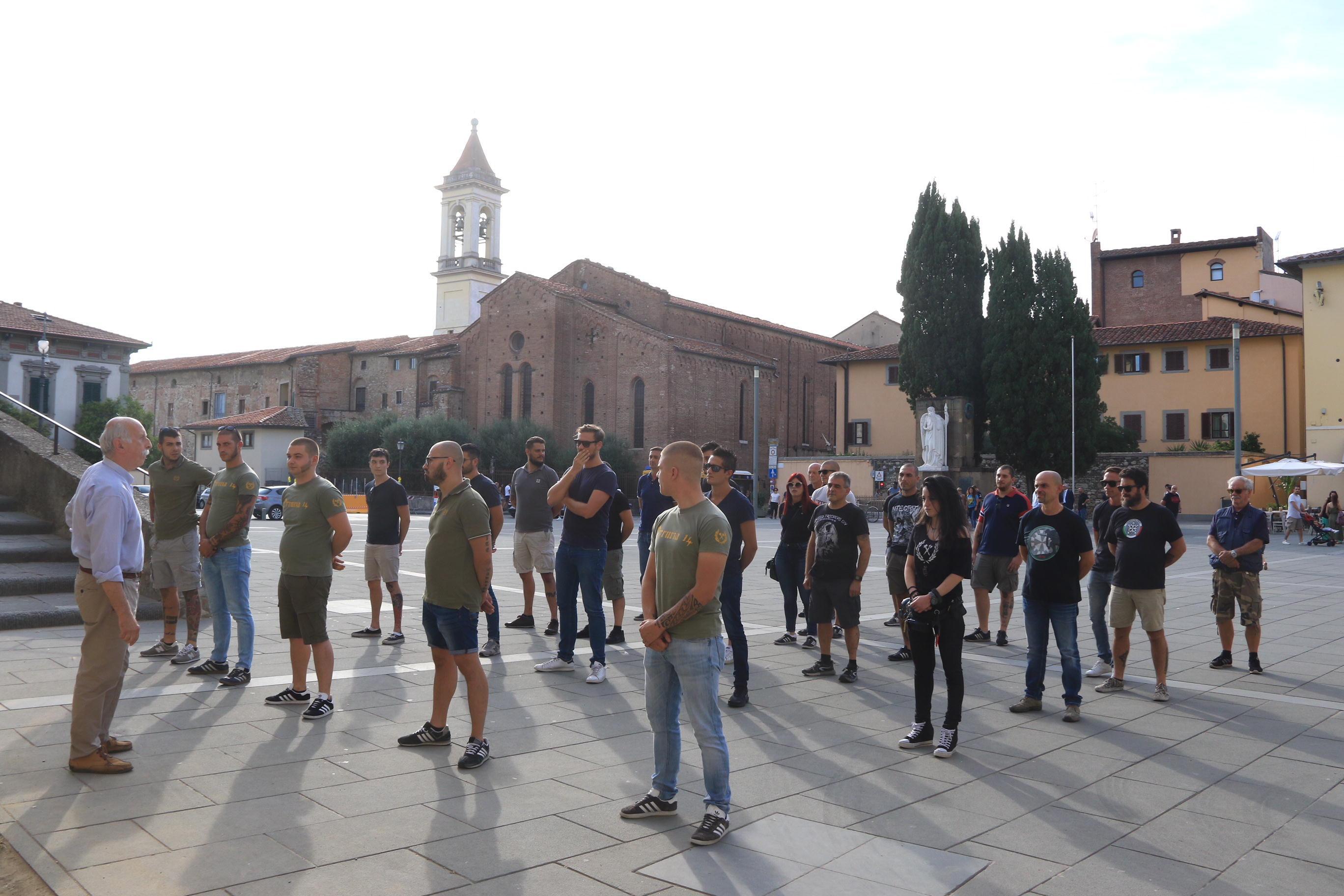 Il raduno di Casapound in piazza Santa Maria delle Carceri (foto Sproviero/Batavia)