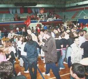 La festa di giocatori e tifosi per la salvezza conquistata ai playout