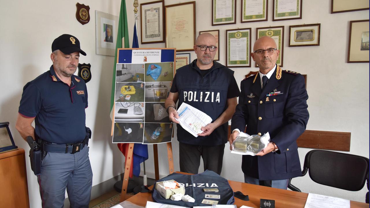 Il commissario Danilo Di Stefano mostra la droga sequestrata (Foto Agenzia Carlo Sestini)