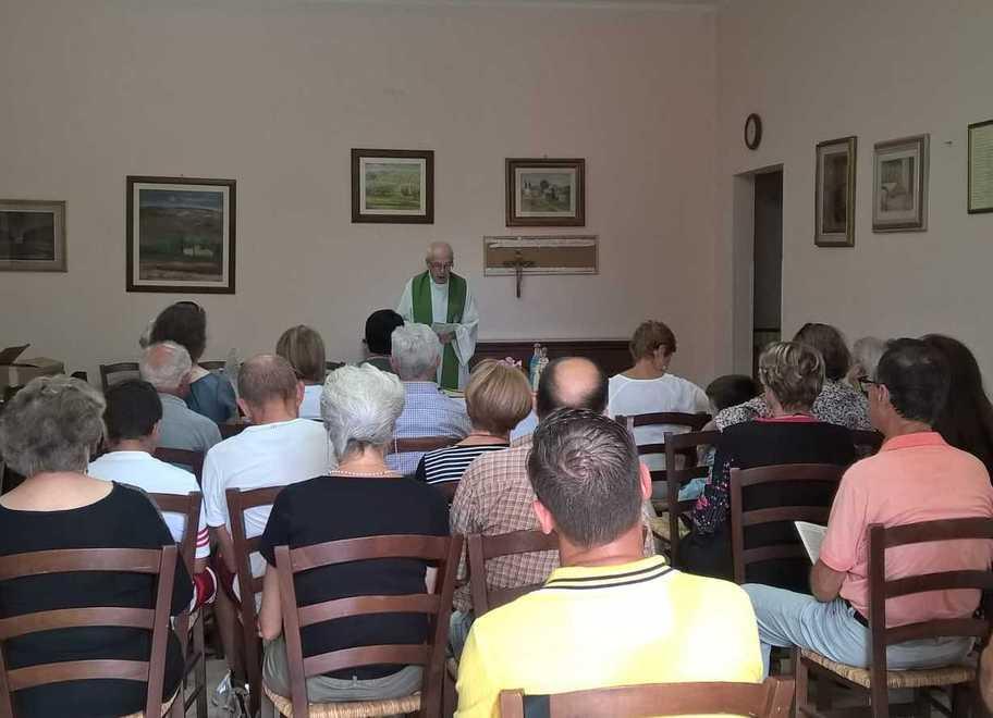 La celebrazione della messa, domenica 9 settembre, nella casa del popolo di San Donato in Greti