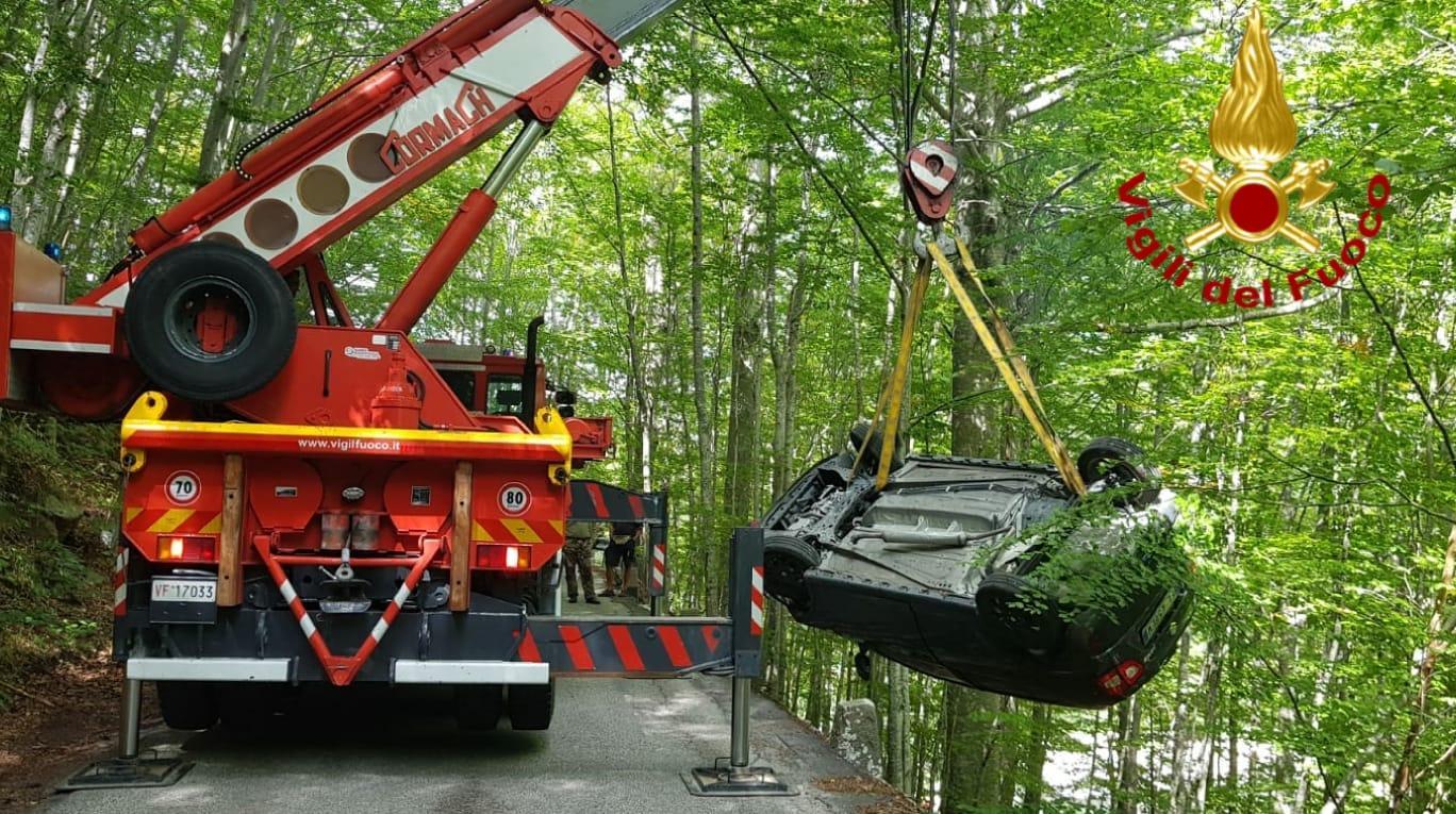 L'intervento dei vigili del fuoco che hanno recuperato l'auto finita  nel burrone