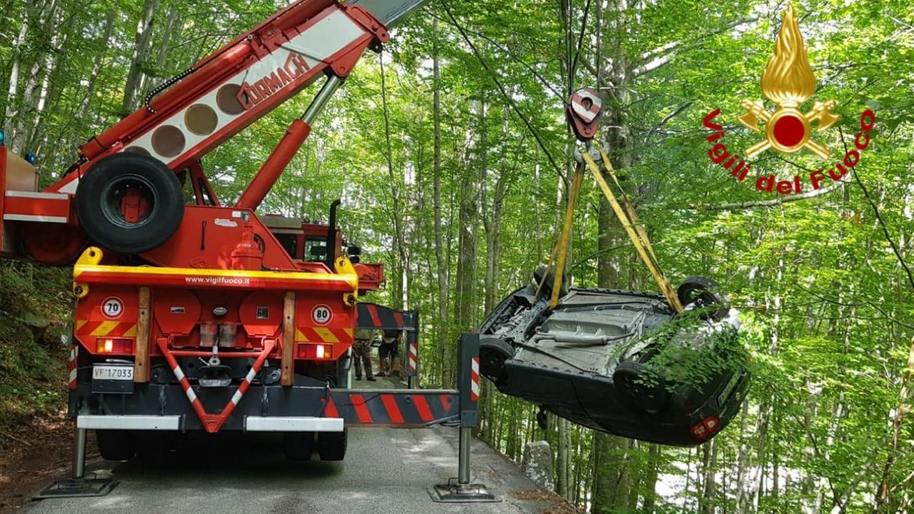 L'intervento dei vigili del fuoco che hanno recuperato l'auto finita nel burrone