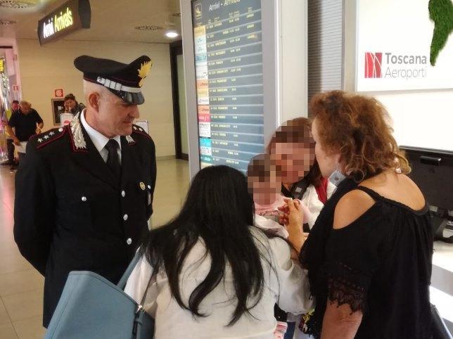La bambina con alcuni familiari e operatori sociali al suo arrivo in aeroporto