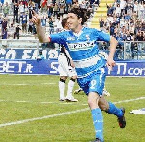 Nella foto in alto l’attaccante azzurro Nicola Pozzi Qui sopra il fantasista Francesco Lodi in azione