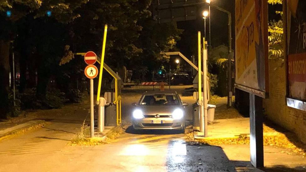 Auto “ostaggio” all’ex Zucchi, forzati i varchi per liberarle