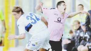 <strong>CONTRASTO.</strong> Luca Di Matteo con la maglia del Palermo contro Riccardo Fissore dell’Atalanta