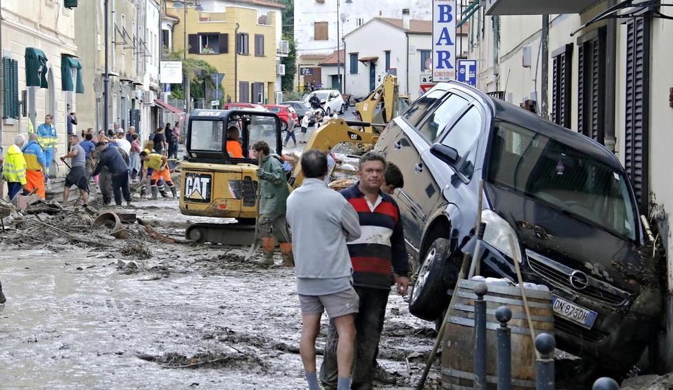 La poltiglia di paura e detriti non va più via, Livorno e l’incubo di una nuova apocalisse 