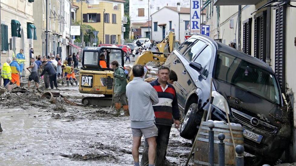 La poltiglia di paura e detriti non va più via, Livorno e l’incubo di una nuova apocalisse