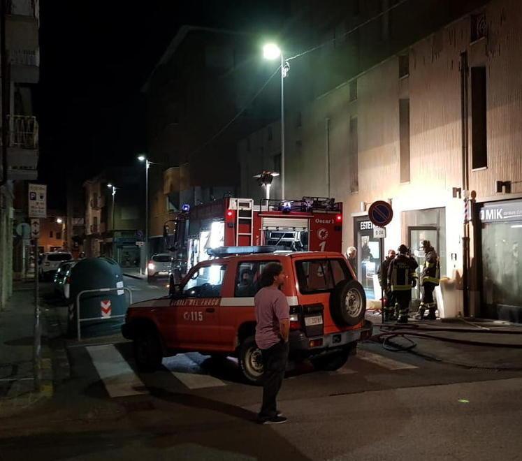 Danneggiato da un incendio salone di parrucchiere in centro 