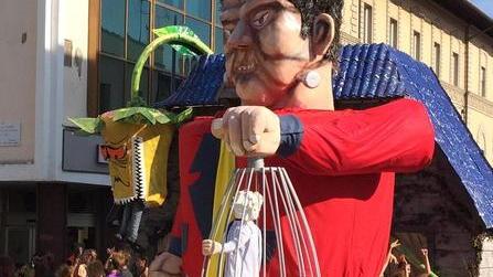 Tra musica e ballerine il corteo dei carri si trasforma in una festa per centinaia di persone