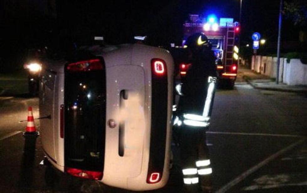 Auto si ribalta, passeggeri illesi