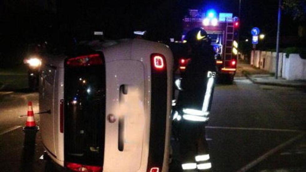 Auto si ribalta, passeggeri illesi