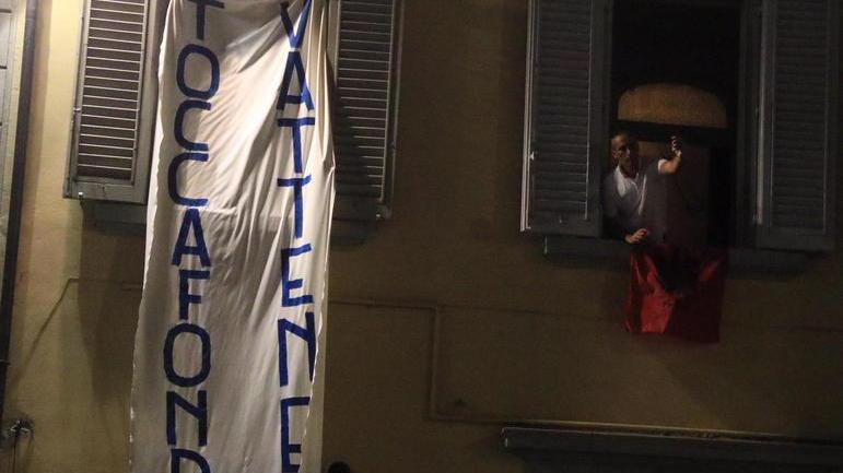 La protesta anti-Toccafondi nel cuore della festa della città