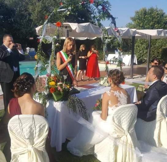 Prime nozze fuori dal palazzo Il sì debutta a bordo piscina 