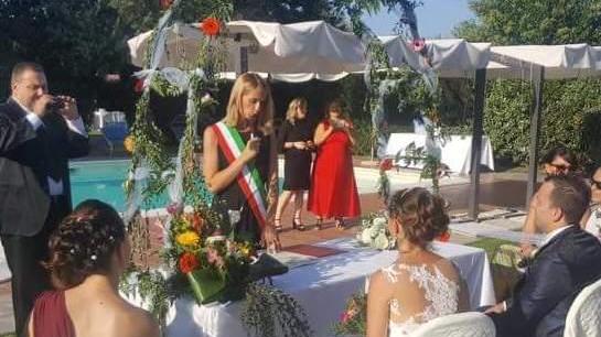 Prime nozze fuori dal palazzo Il sì debutta a bordo piscina