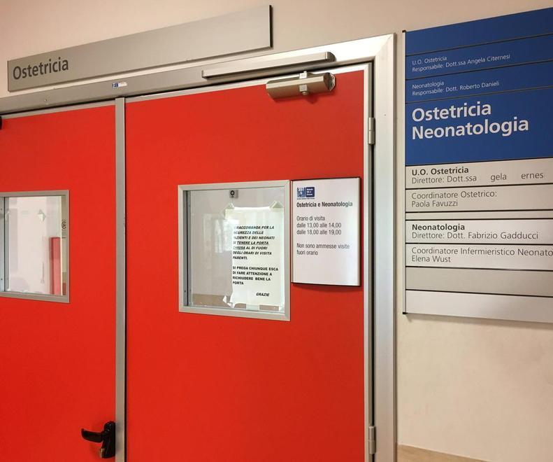 Partorisce in auto davanti agli altri figli lieto fine in ospedale 