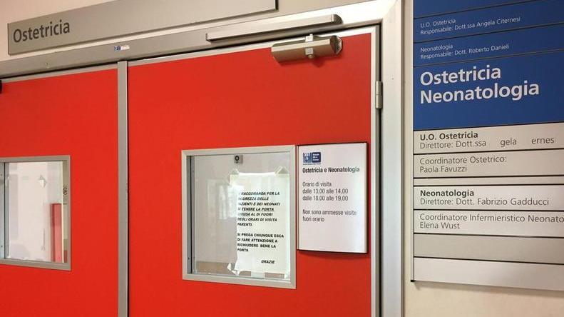 Partorisce in auto davanti agli altri figli lieto fine in ospedale