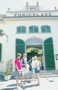 Tutisti in fila alla funicolare per Montecatini Alto