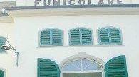 Tutisti in fila alla funicolare per Montecatini Alto