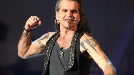 Piero Pelù in vacanza va a Cortes Apertas e poi a Cala Gonone