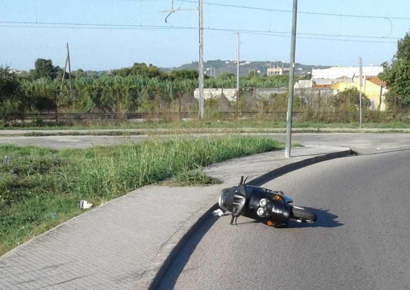 Cade dallo scooter grave un 17enne