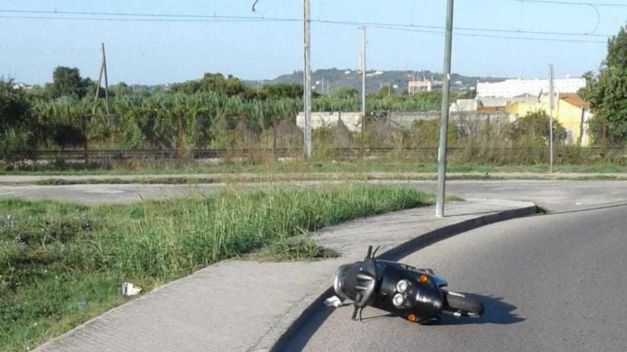Cade dallo scooter grave un 17enne