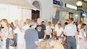 La zona pedonale di San Vincenzo piena di turisti a passeggio
