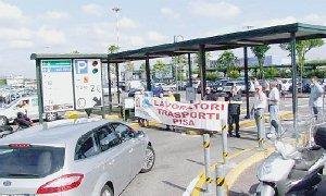 Il picchetto di protesta dei lavoratori blocca l’accesso al parcheggio