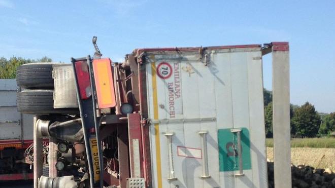 Camion si rovescia Tutto il carico sulla strada