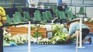 <strong>L’ORA DEL DOLORE. </strong> Palasport, ieri mattina: in questa immagine la sofferenza di tutta Viareggio