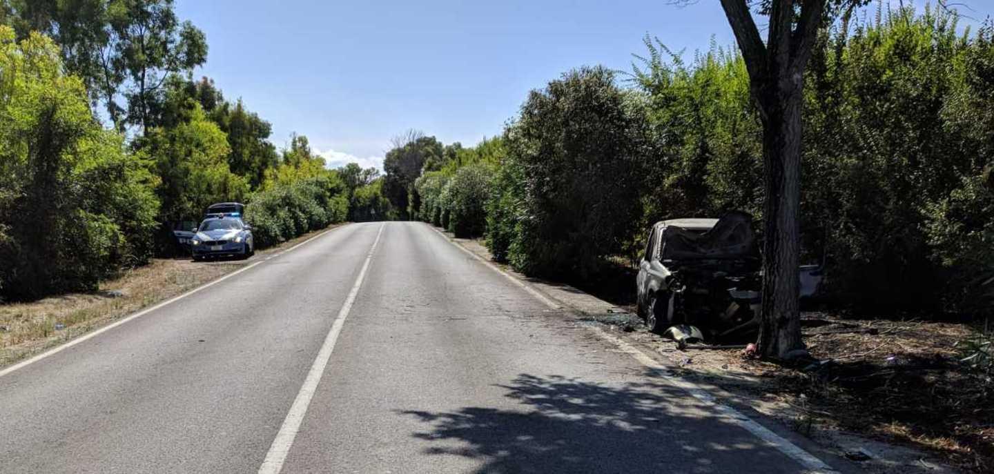 Sassari, auto si schianta  su un albero: muore una 77enne 