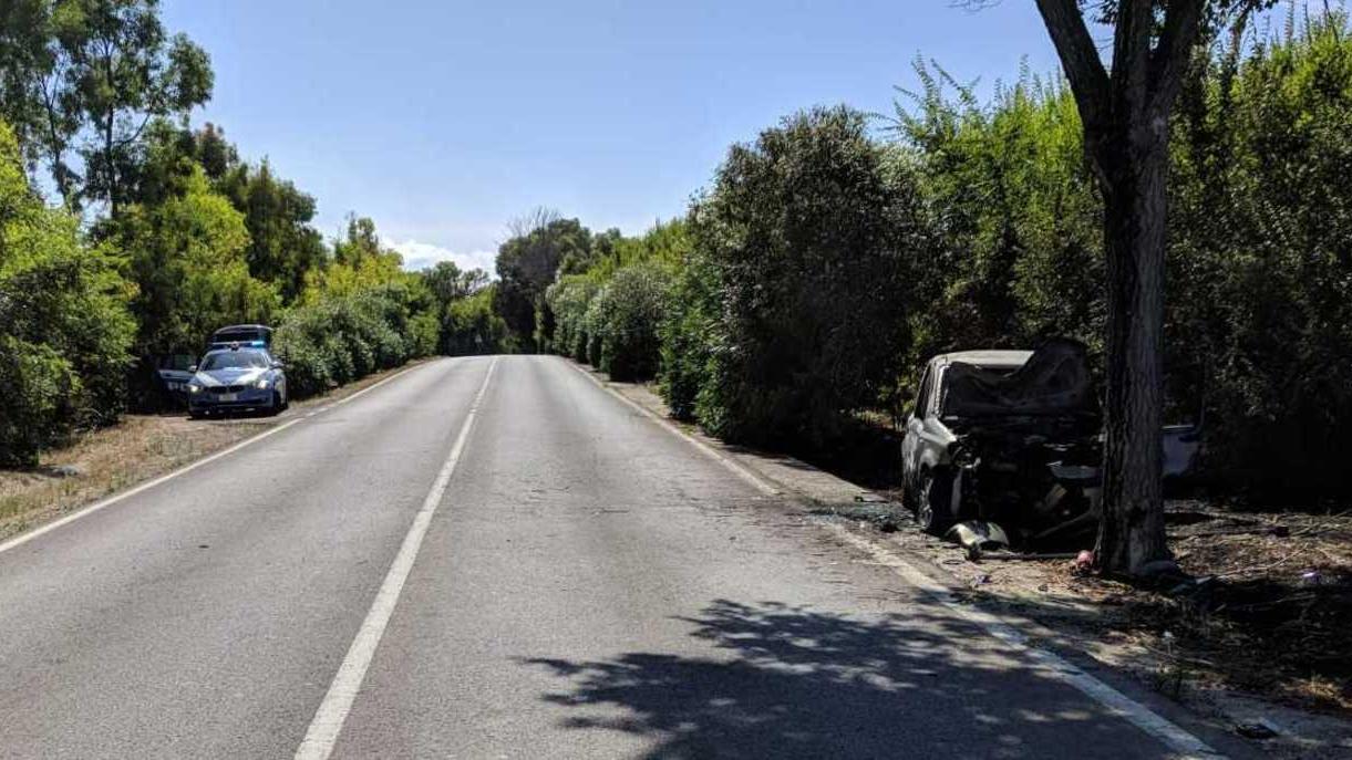 Sassari, auto si schianta  su un albero: muore una 77enne 
