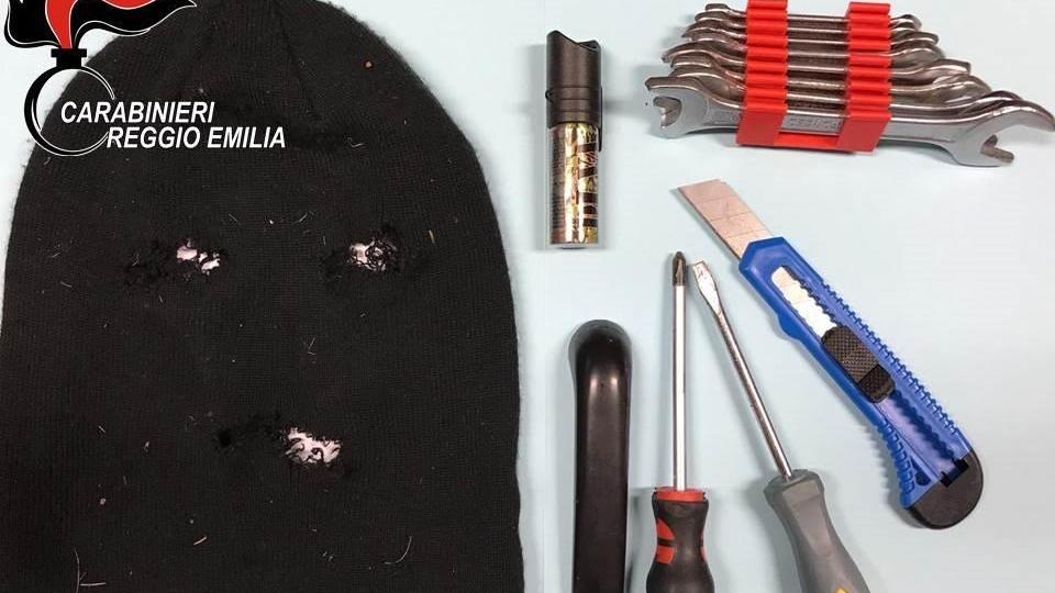Gli attrezzi sequestrati al ladro che ha tentato il furto all'Ecu di San Polo