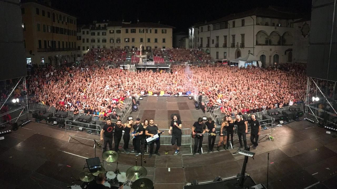 L'arena di piazza del Duomo durante il concerto di Caparezza