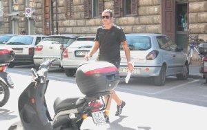 Ore 17.15, Lucarelli esce dalla sede del Livorno con in mano il foglio dell’accordo
