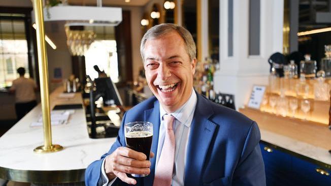 Farage a Orban, vieni in club Brexit